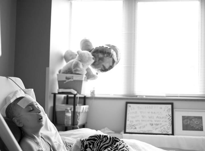 Tuy nhiên, cô bé vô cùng lạc quan và liên tục chứng minh sự lạc quan ấy bằng niềm đam mê với những hướng dẫn make-up.