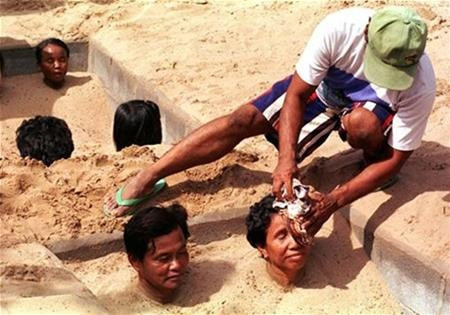 Thầy lang Pan Rerngprasarn ở Campuchia tin rằng ông có thể chữa được mọi loại bệnh tật bằng cách "chôn" bệnh nhân xuống cát nóng, chỉ để hở cổ