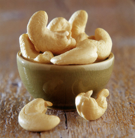 Hạt điều. Bằng cách ngăn chặn canxi xâm nhập vào các tế bào thần kinh và kích hoạt chúng, magiê có trong hạt điều giúp thần kinh, các mạch máu và cơ bắp cùng thư giãn. Không có gì đáng ngạc nhiên, các nghiên cứu đã chứng minh rằng Magie giúp làm giảm tần số của các cuộc tấn công đau nửa đầu, hạ huyết áp và giúp ngăn ngừa các cơn đau tim.