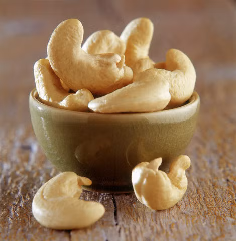 Hạt điều. Bằng cách ngăn chặn canxi xâm nhập vào các tế bào thần kinh và kích hoạt chúng, magiê có trong hạt điều giúp thần kinh, các mạch máu và cơ bắp cùng thư giãn. Không có gì đáng ngạc nhiên, các nghiên cứu đã chứng minh rằng Magie giúp làm giảm tần số của các cuộc tấn công đau nửa đầu, hạ huyết áp và giúp ngăn ngừa các cơn đau tim.