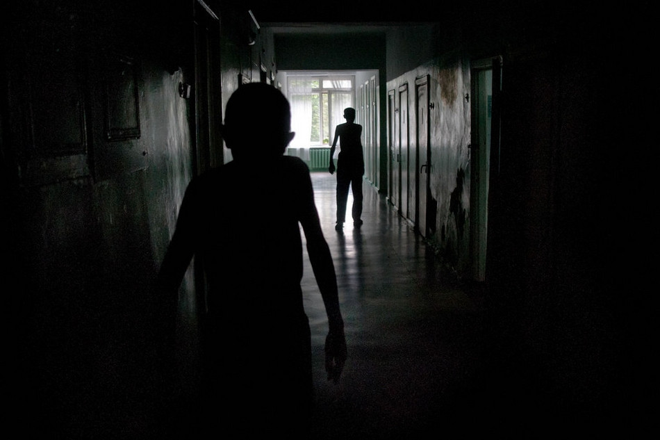Không gian tăm tối ảm đạm, những bệnh nhân vật vờ bước đi bên trong bệnh viện.