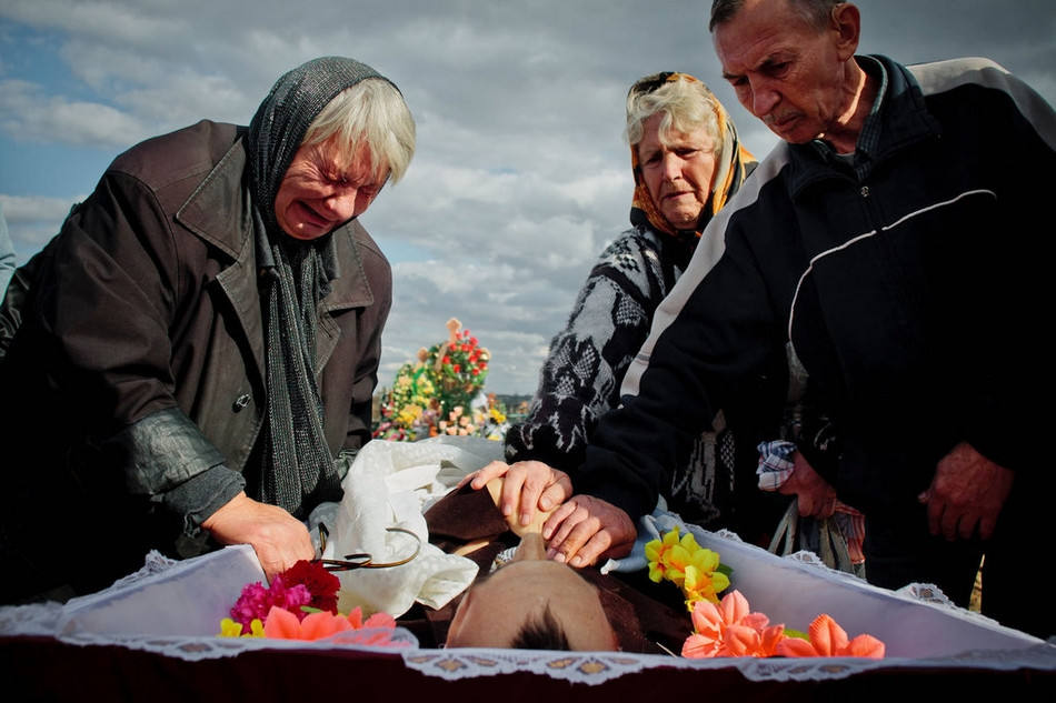 Gia đình tiếc thương trước sự ra đo của Gena.