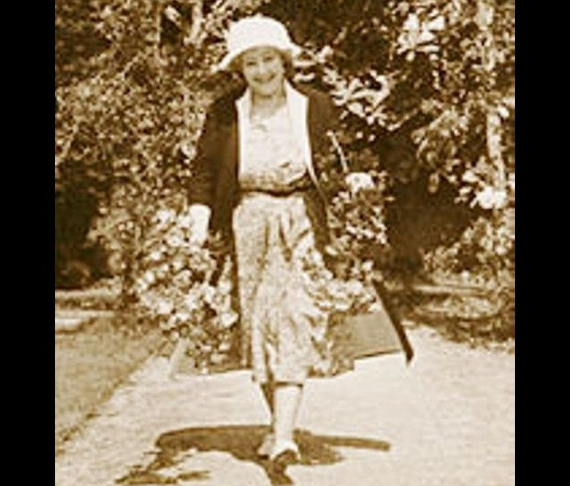 Dorothy Kerin 1889-1963 sinh ra tại London, Anh bị bệnh lao từ lúc 6 tuổi và bị bại liệt trong 5 năm. Cô bị hôn mê trong 2 tuần và cho biết đã gặp Chúa Giesu, trong khi gia đình mất hết hy vọng cô đột nhiên ngồi dậy và trở về với cuộc sống bình thường. Năm 1915, 8 dấu thánh xuất hiện trên bàn tay, chân của cô cho đến khi cô qua đời.