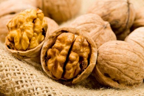 Quả óc chó là loại thực phẩm đặc biệt tốt với trí não. Các cuộc nghiên cứu đã chỉ ra, axit béo omega 3 có trong quả óc chó giúp duytrì chất béo cấu trúc, loại chất chiếm đến 60% bộ não. Loại chất béo cấu trúc này giúp bộ não hoạt động đúng chức năng. Bộ não là trung tâm xử lý của cơ thể, bổ sung đầy đủ dưỡng chất cho nó sẽ giúp tăng cường trí nhớ và nhận thức.