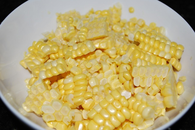 Hạt ngô. Lõi ngô chứa nhiều axit béo không no như axit linoleic, có tác dụng bảo vệ mạch máu não, và giảm mỡ máu. Đặc biệt hàm lượng glutamine trong ngô cao giúp hỗ trợ tế bào não. Ăn ngô thường xuyên, đặc biệt là ngô non cũng có tác dụng kiện não.