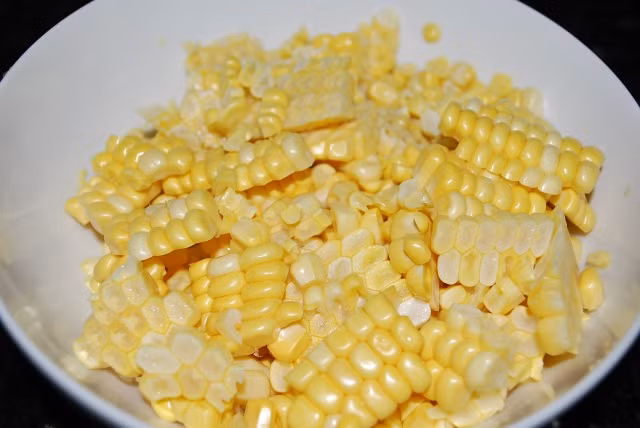 Hạt ngô. Lõi ngô chứa nhiều axit béo không no như axit linoleic, có tác dụng bảo vệ mạch máu não, và giảm mỡ máu. Đặc biệt hàm lượng glutamine trong ngô cao giúp hỗ trợ tế bào não. Ăn ngô thường xuyên, đặc biệt là ngô non cũng có tác dụng kiện não.