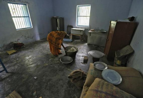 Giáo viên đang chuẩn bị cơm trưa miễn phí cho học sinh.