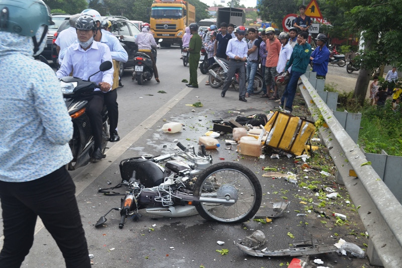 Hiện trường vụ tai nạn xảy ra sáng ngày 23/7 tại cầu Hoàng Long.