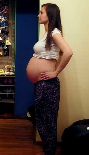 Bụng bầu của người vợ trẻ lớn lên từng ngày