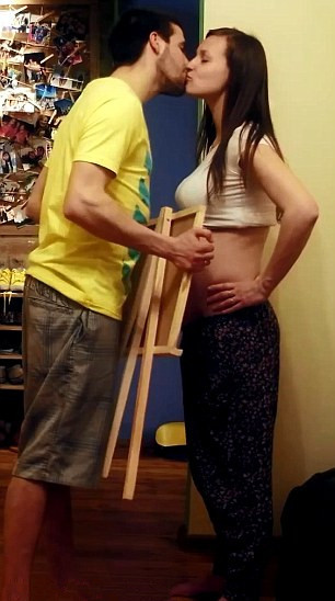 Mỗi khi bước vào phòng chồng thường dành một nụ hôn âu yếm cho vợ.