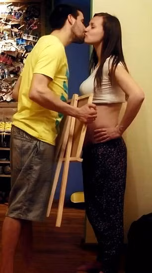 Mỗi khi bước vào phòng chồng thường dành một nụ hôn âu yếm cho vợ.