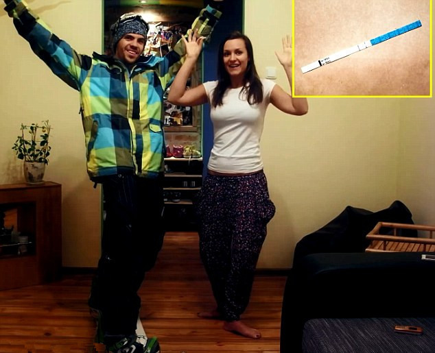 Hình ảnh chiếc que thử thai 2 vạch báo tin mừng.