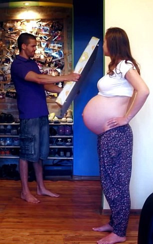 Khi người vợ đã sẵn sàng lâm bồn, chồng chuẩn bị những dụng cụ cần thiết nhất dành cho em bé sau khi chào đời.