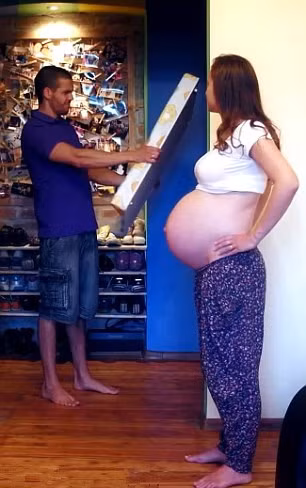 Khi người vợ đã sẵn sàng lâm bồn, chồng chuẩn bị những dụng cụ cần thiết nhất dành cho em bé sau khi chào đời.