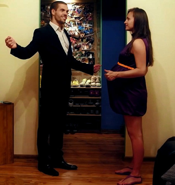 Ngày trọng đại, cuối cùng vợ đã sẵn dàng để sinh em bé, cha mẹ thay bộ đồ mới để chào đón thành viên mới trong gia đình.