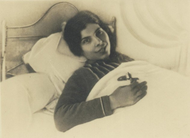 Blessed Alexandrina Maria da Costa 1904-1955 sinh ra lại Balasar, Bồ Đào Nha, và bị bại liệt bán thân năm 14 tuổi khi nhảy qua cửa sổ trốn kẻ hiếp dâm, năm 19 tuổi cô bị bại liệt hoàn toàn. Đến ăm 38 tuổi, các dấu thánh bắt đầu xuất hiện trên cơ thể cô mỗi thứ Sáu. Đã có 180 lần dấu thánh xuất hiện trong suốt cuộc đời cô.