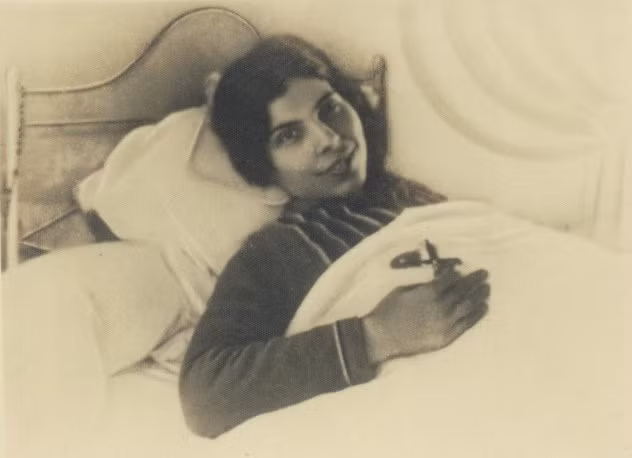 Blessed Alexandrina Maria da Costa 1904-1955 sinh ra lại Balasar, Bồ Đào Nha, và bị bại liệt bán thân năm 14 tuổi khi nhảy qua cửa sổ trốn kẻ hiếp dâm, năm 19 tuổi cô bị bại liệt hoàn toàn. Đến ăm 38 tuổi, các dấu thánh bắt đầu xuất hiện trên cơ thể cô mỗi thứ Sáu. Đã có 180 lần dấu thánh xuất hiện trong suốt cuộc đời cô.