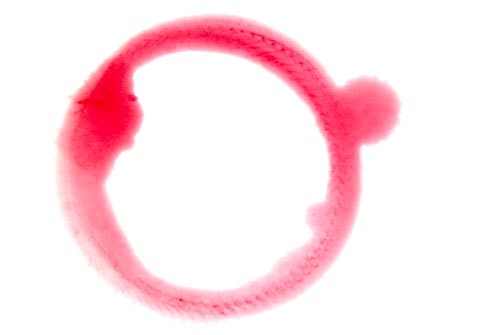 Uống rượu vang đỏ. Các axit trong rượu vang đỏ có tác hại ăn mòn men răng, khiến răng dễ đổi màu.