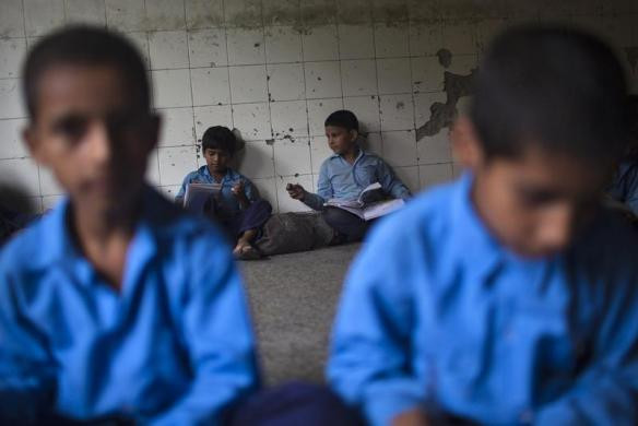 Tranh thủ ôn bài trước giờ ăn trưa.