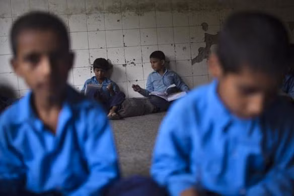 Tranh thủ ôn bài trước giờ ăn trưa.