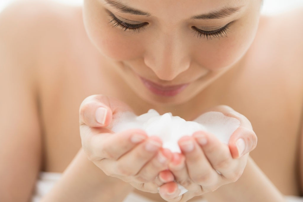  Nín thở vì sợ hít phải bọt là sai lầm đầu tiên nhiều người mắc phải. Khi rửa mặt bằng các sản phẩm, phái đẹp thường xoa mặt theo chuyển động tròn để bọt thấm đều vào lỗ chân lông và làm sạch toàn diện. Khi mặt nổi đầy bọt, nhiều người sẽ vô thức nín thở để ngăn bọt xâm nhập vào lỗ mũi. Theo Makoto Kamada, hành động này sẽ khiến tuần hoàn máu bị đình trệ. Nó giống như việc da trở nên đỏ và căng khi nắm chặt tay. Ảnh: Kokouu.