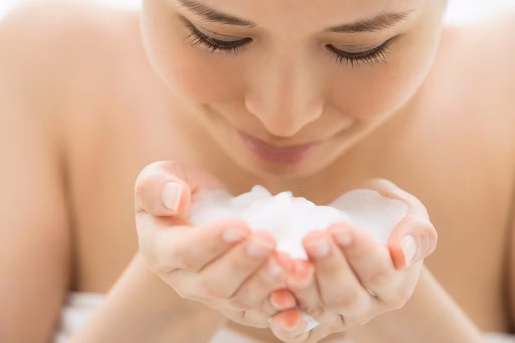  Nín thở vì sợ hít phải bọt là sai lầm đầu tiên nhiều người mắc phải. Khi rửa mặt bằng các sản phẩm, phái đẹp thường xoa mặt theo chuyển động tròn để bọt thấm đều vào lỗ chân lông và làm sạch toàn diện. Khi mặt nổi đầy bọt, nhiều người sẽ vô thức nín thở để ngăn bọt xâm nhập vào lỗ mũi. Theo Makoto Kamada, hành động này sẽ khiến tuần hoàn máu bị đình trệ. Nó giống như việc da trở nên đỏ và căng khi nắm chặt tay. Ảnh: Kokouu.