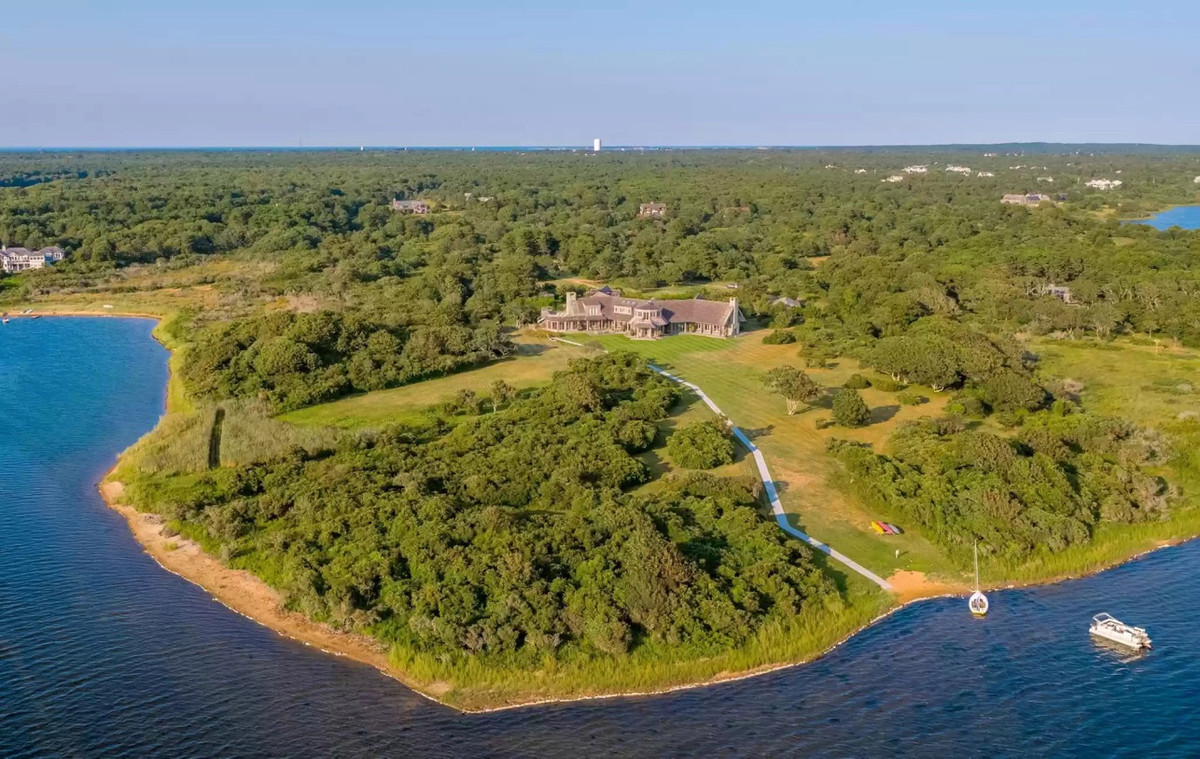 Bên cạnh đó, 200 nhân viên phục vụ cũng sẽ có mặt để đảm bảo bữa tiệc diễn ra suôn sẻ. Dù đây là bữa tiệc ngoài trời và chỉ cho phép những người đã tiêm vaccine tham gia, cuộc tụ họp đông người của cựu tổng thống giữa bối cảnh đại dịch phức tạp ở Mỹ vẫn vấp phải nhiều tranh cãi. Ảnh: Realtor.