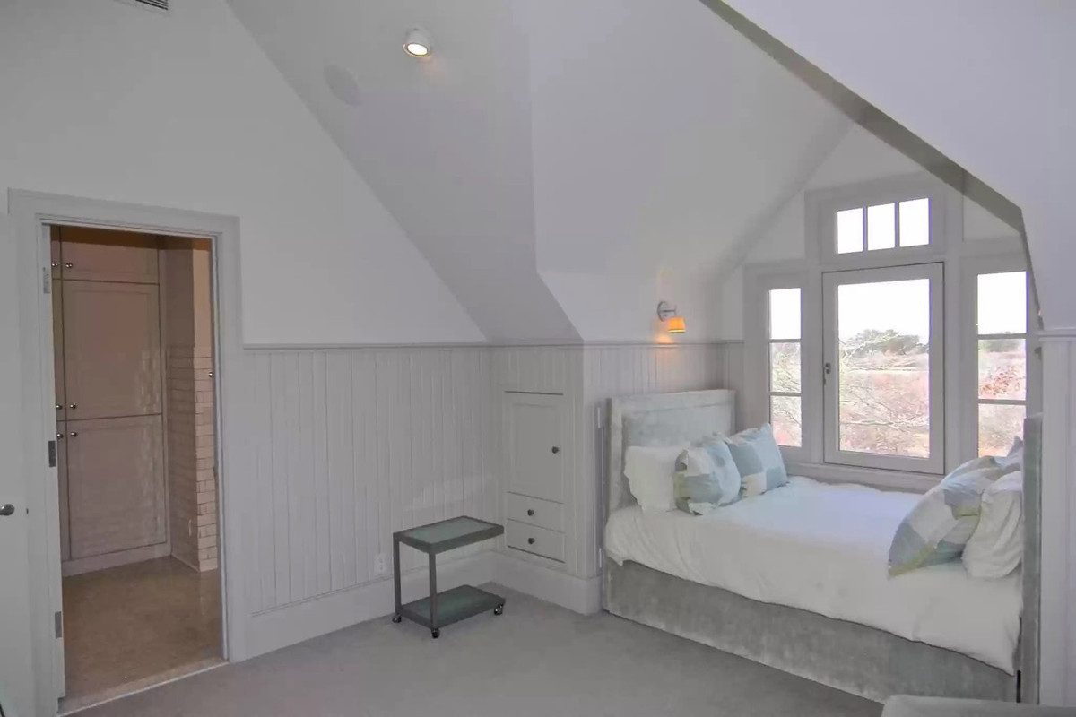 Trong phòng ngủ bố trí góc đọc sách, nghỉ ngơi bên bệ cửa sổ. Ảnh: Realtor.