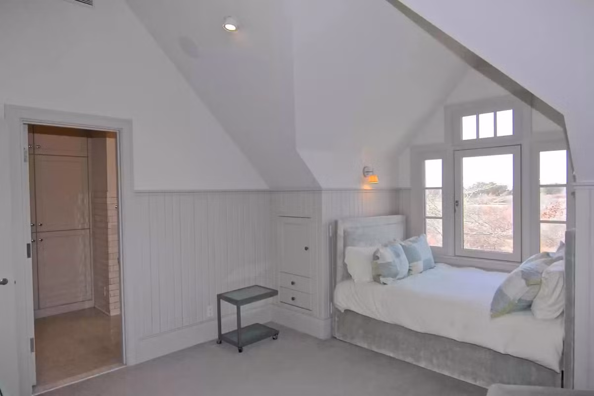 Trong phòng ngủ bố trí góc đọc sách, nghỉ ngơi bên bệ cửa sổ. Ảnh: Realtor.