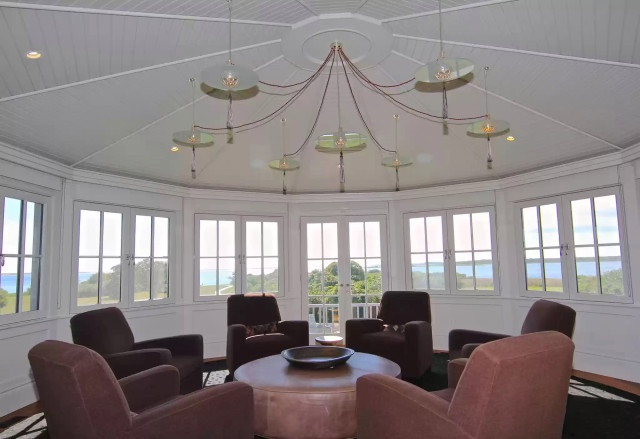 Ngoài ra, khu biệt thự sở hữu phòng họp hội nghị sang trọng với tầm nhìn ra đại dương xanh mát. Ảnh: Realtor.