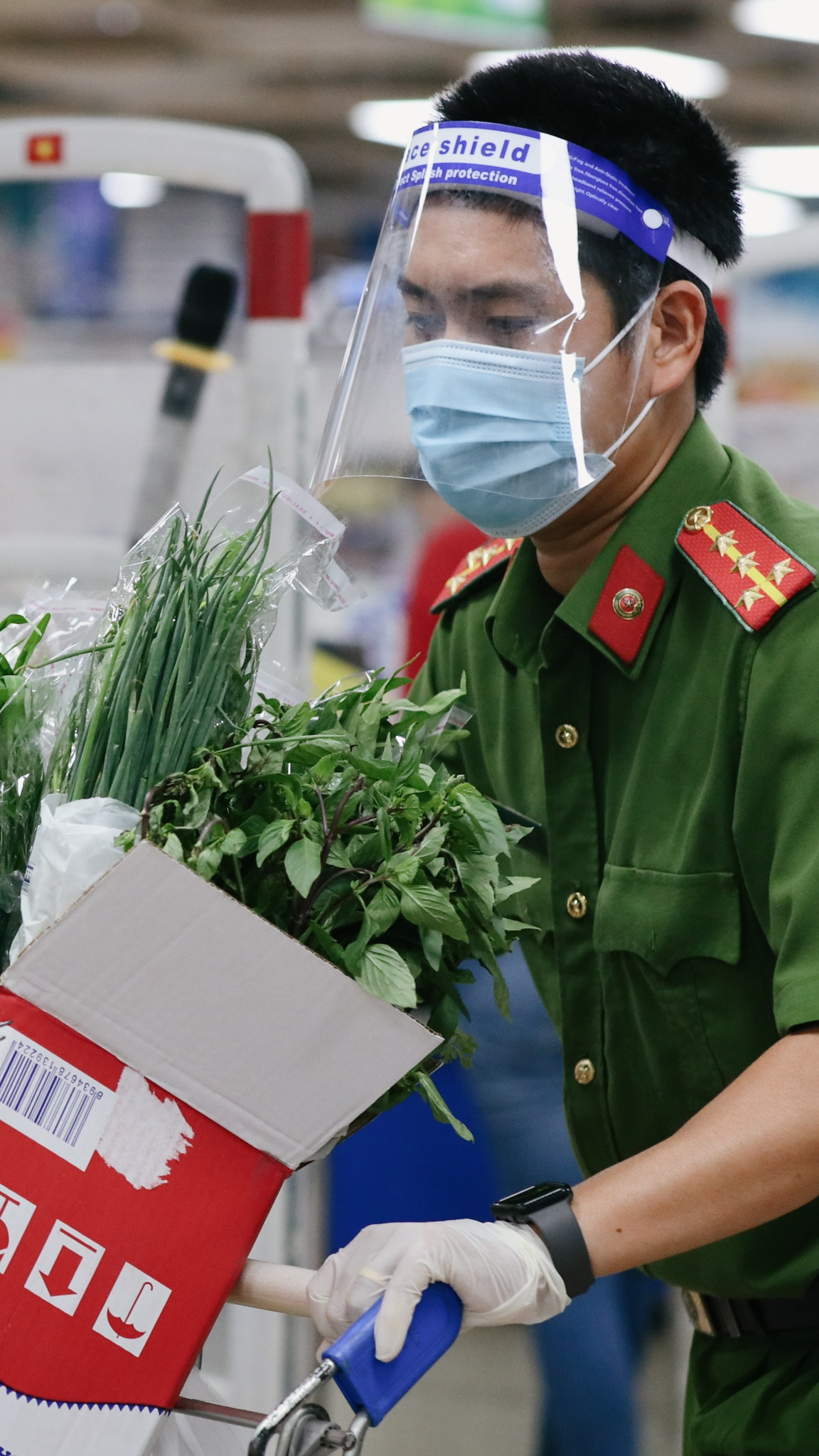 Ở siêu thị tôi cũng gặp nhiều cán bộ chiến sĩ ở phường khác đang đi chợ hộ người dân. Tôi luôn cúi chào và nhận được động viên từ các chiến sĩ.