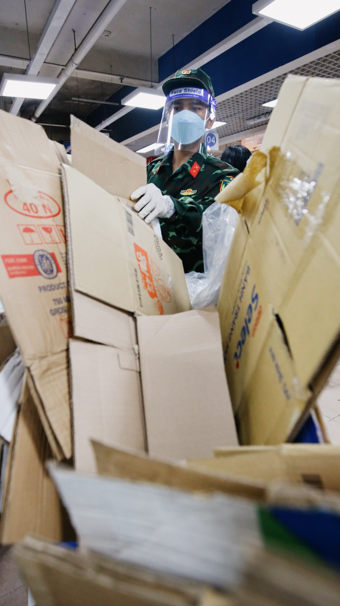 Hàng trăm đơn hàng được mua hộ người dân trong buổi sáng. Mỗi người được chia ra một khâu để đóng hàng vào thùng cho bà con.