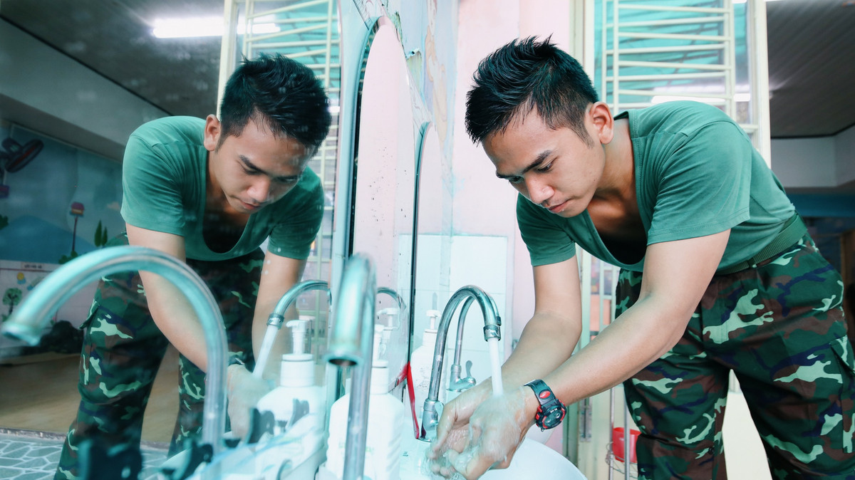 Tôi là binh nhất Huỳnh Tấn Tài, chiến sĩ thuộc Trung đoàn Bộ binh 1, Sư đoàn 9, Quân đoàn 4. Ngày 23/8, tôi cùng 17 cán bộ, chiến sĩ được phân công về phường 9, quận Phú Nhuận để thực hiện nhiệm vụ cùng địa phương phòng chống dịch.