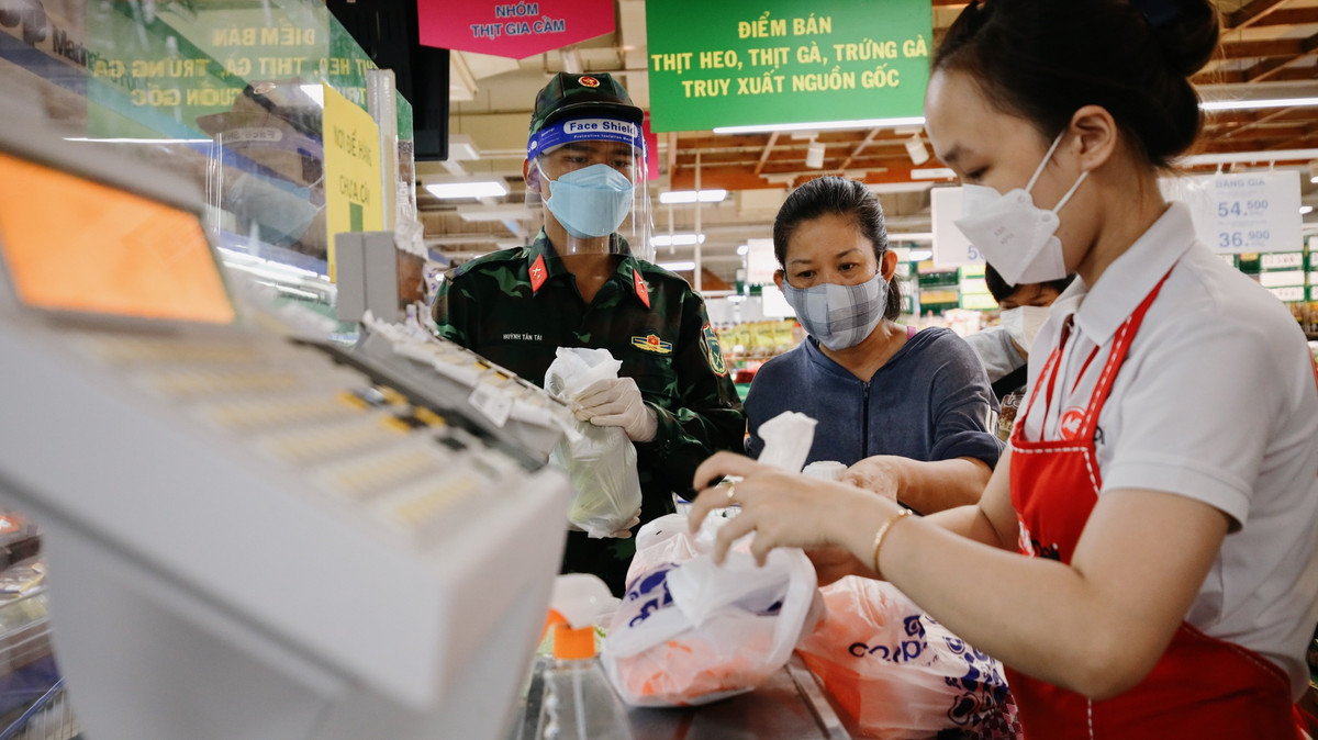 Vốn đảm nhận việc nấu ăn trong quân ngũ, tôi khá tự tin khi chọn thực phẩm. Lẩu gà lá giang, trứng chiên là những món tôi tâm đắc nhất.