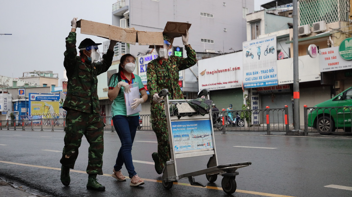Trao hàng tới người dân xong cũng là lúc trời đổ mưa. “Chú bộ đội ơi”, “a chú bộ đội đã về đấy à”, “chú bộ đội giữ sức khoẻ nhé”, người dân hai bên đường phấn khởi khi lần đầu trong đời được bộ đội đi chợ hộ.