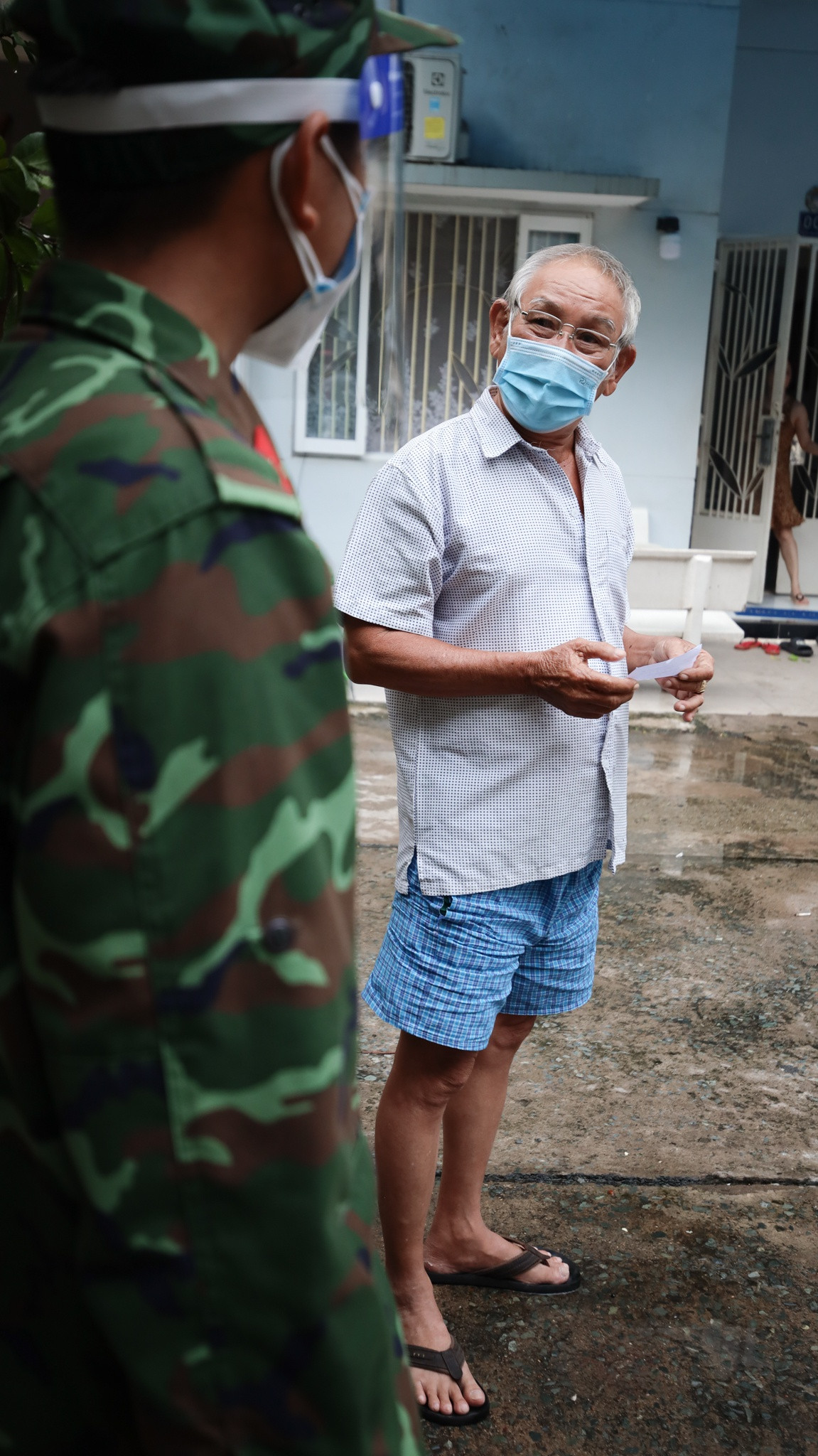 Chị Anh Đào, cán bộ Hội phụ nữ, giải thích cho bà con việc sản phẩm trong combo không đầy đủ. Mọi thay đổi sẽ được liên hệ qua Zalo. Người dân có thể lựa chọn thanh toán bằng tiền mặt hoặc thẻ.