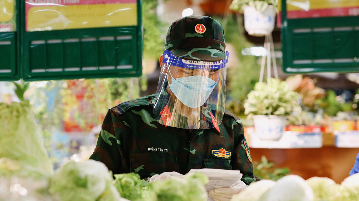 Đơn hàng đa dạng từ rau củ quả đến thịt, cá. Những loại củ quả để lâu như bí đỏ, bắp cải, khoai tây, cà chua được nhiều người lựa chọn. Tôi tỉ mỉ tìm những phần rau tươi xanh, bỏ phần úa.