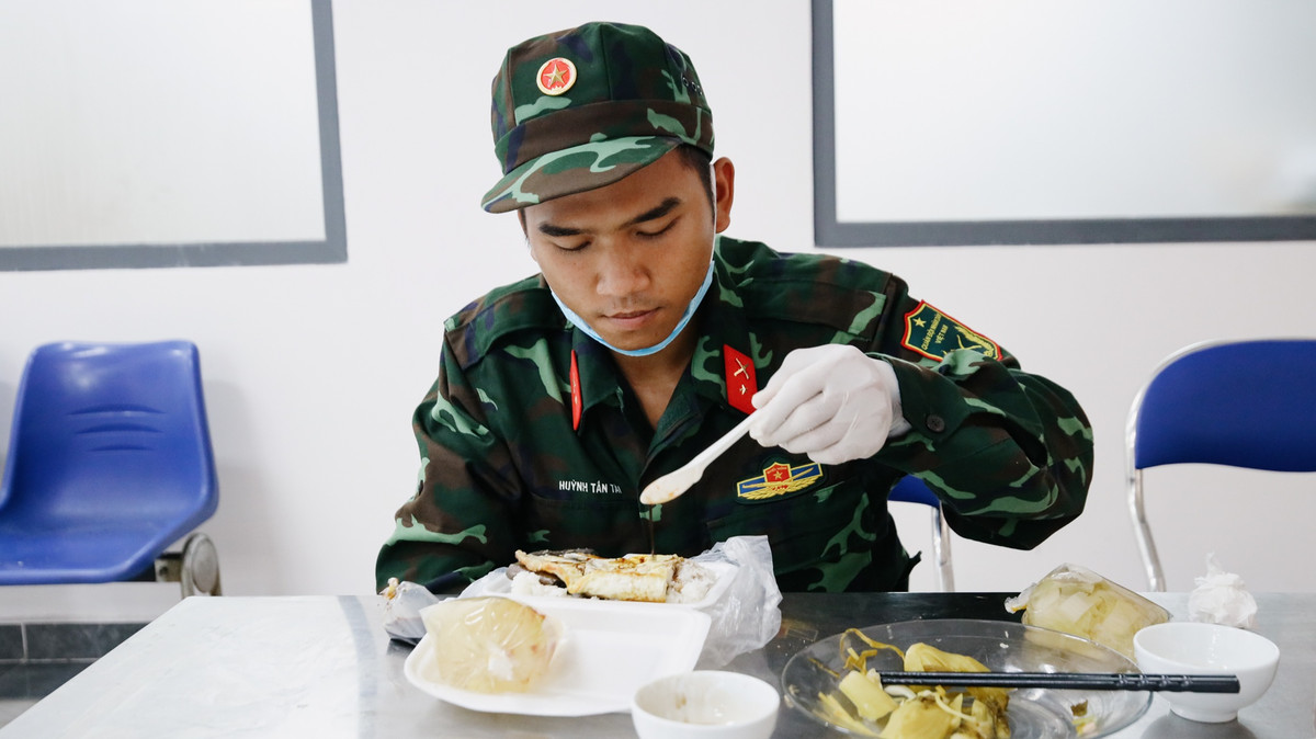 15h, chuyến hàng đi chợ hộ cho bà con được chở về phường, đó cũng là lúc tôi ăn trưa cùng mọi người.