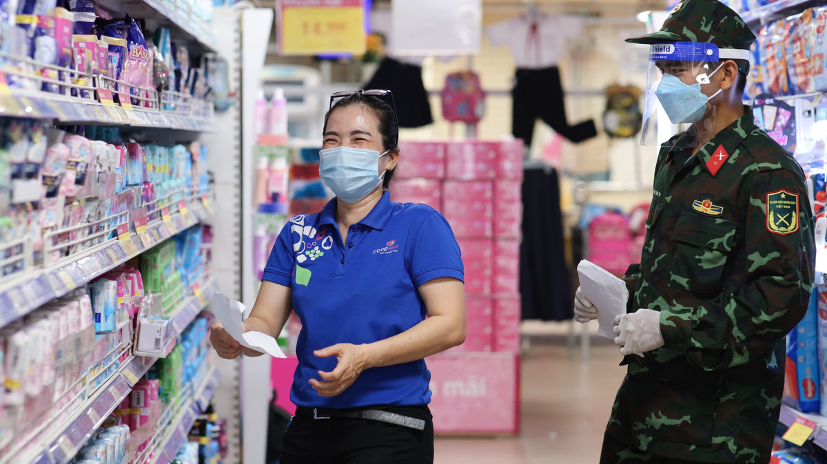 Thấy chàng trai sinh năm 2000 bối rối trước quầy hàng dành cho phụ nữ, nhân viên siêu thị liền giúp tôi lựa chọn. Chị cười phá lên khi nhìn thấy tôi lần đầu làm chuyện này.