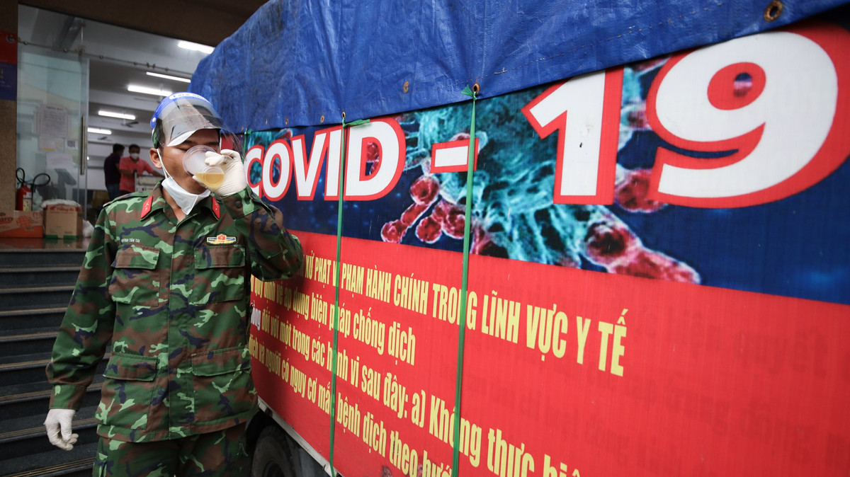 Về lại phường, tôi tiếp tục cùng các chiến sĩ bốc vác gần 1 tấn gạo và 150 túi quà an sinh lên xe tải. Tôi nghỉ ngơi 5 phút rồi tiếp tục quay trở lại việc giao hàng cho người dân.