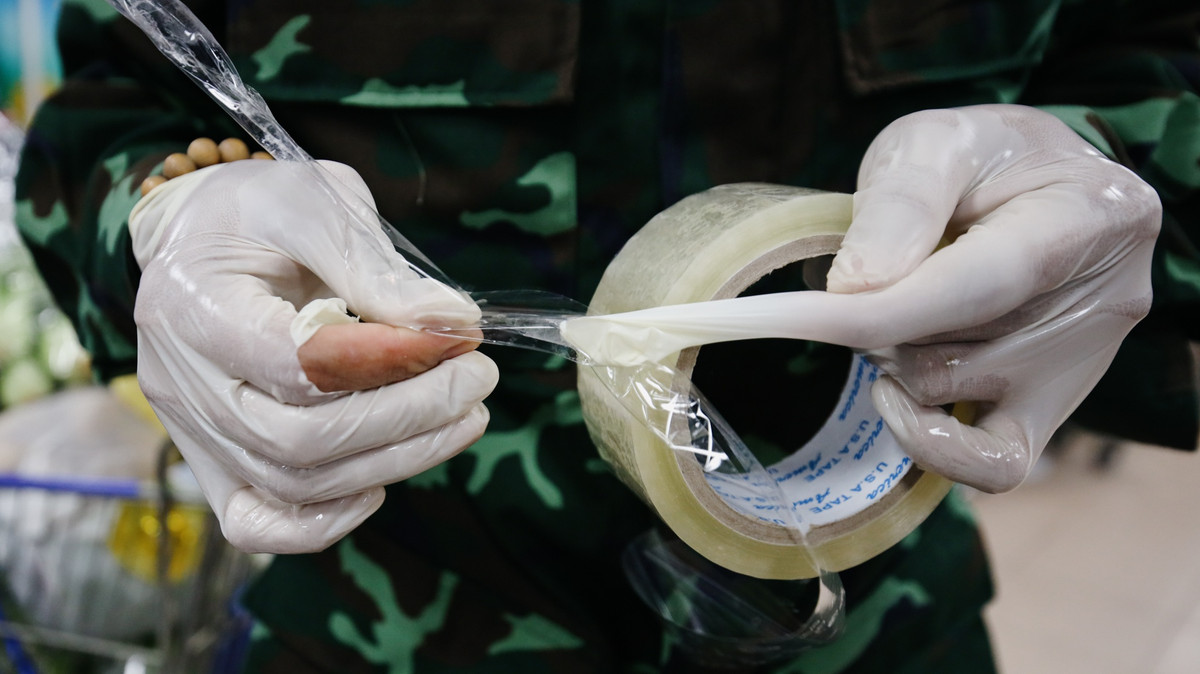 Khi dùng băng dính để gói hàng tôi gặp chút trục trặc nhỏ. Tôi liền thay bao tay để đảm bảo an toàn.