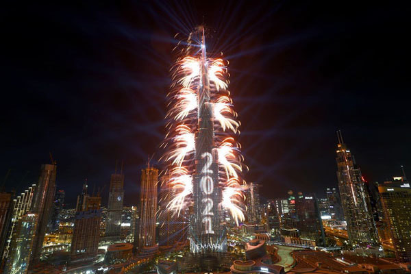 Hai bức tranh đón năm mới trái ngược trên thế giới ảnh 2