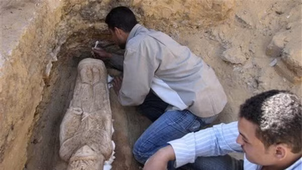 Mo nap quan tai, phat hoang xac uop 2.300 tuoi 