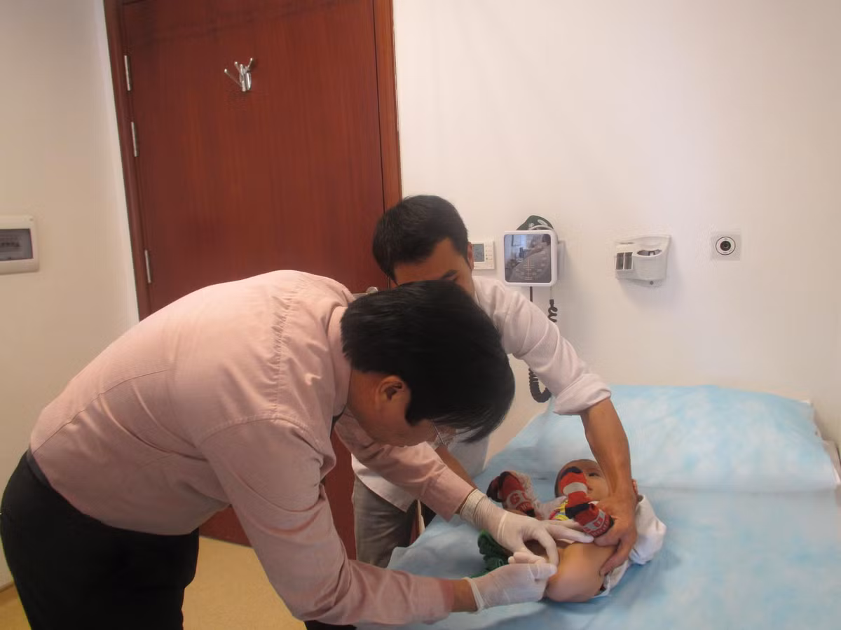 GS Nguyễn Thanh Liêm - chuyên gia hàng đầu về ngoại nhi VN đang khám cho một ca nhi dị tật hậu môn