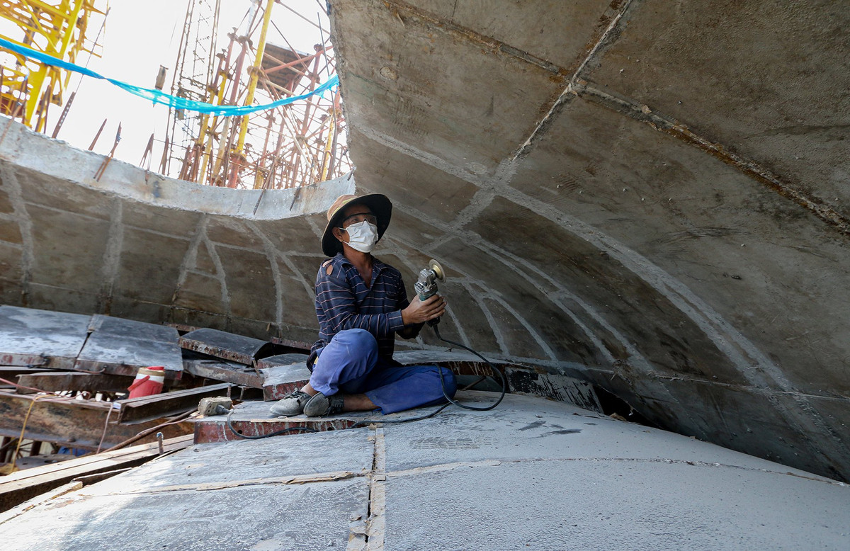 Làm công nhân ở dự án được một năm, ông Nam (quê huyện Vạn Ninh) cho biết đang hoàn thành nốt vài công đoạn để nghỉ Tết. "Phần lớn nghỉ Tết hết, còn một vài anh em ở lại dọn dẹp, gỡ hàng rào để người dân đi lại không bị vướng", ông Nam nói.