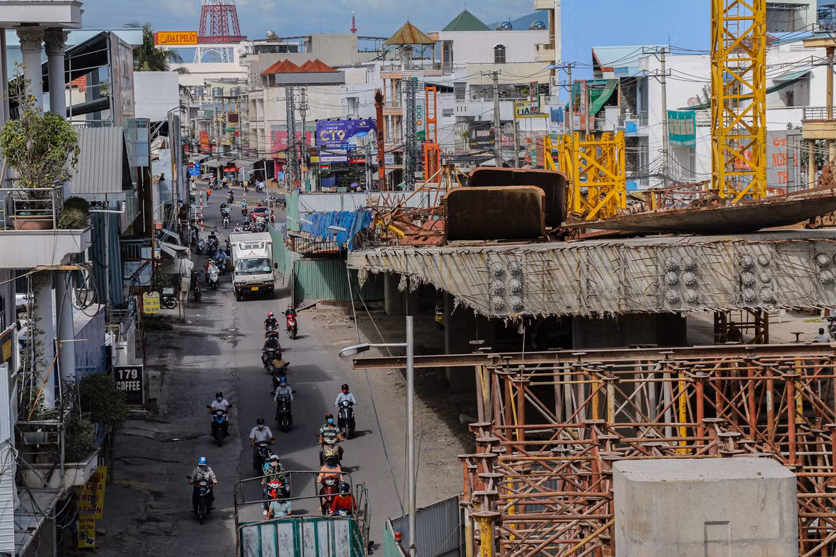 Do là nút giao thông trọng điểm giao với đường sắt nên khi dự án tái khởi động vào năm 2021 đã khiến việc đi lại của người dân gặp khó khăn. Trong ảnh là hạng mục nhánh N3.