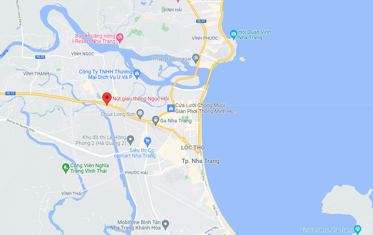 Vị trí dự án nút giao thông Ngọc Hội đang thi công. Ảnh: Google Maps. Theo Ban quản lý dự án các công trình giao thông tỉnh Khánh Hòa, tổng diện tích thực hiện dự án 6,5 ha (chưa tính khu tái định cư), có 290 hộ gia đình, cá nhân và 12 tổ chức bị ảnh hưởng. Tổng chi phí giải tỏa là 289 tỷ đồng và thời gian thực hiện chi trả tiền bồi thường hỗ trợ giải phóng mặt bằng, giao nhận mặt bằng để thi công dự kiến kết thúc vào ngày 30/6/2018. Tuy nhiên, đến nay việc bồi thường, giải tỏa vẫn chưa hoàn thành.
