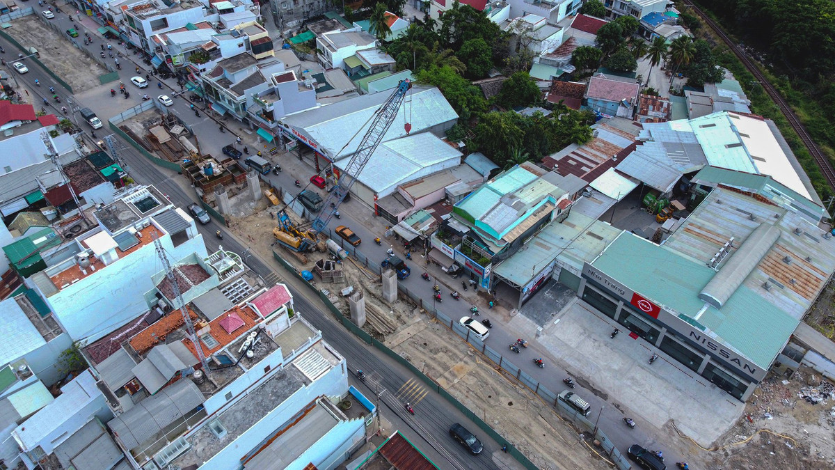 Trong khi đó, nhánh N1 chủ đầu tư mới tiến hành khoan cọc nhồi để đổ trụ cầu.