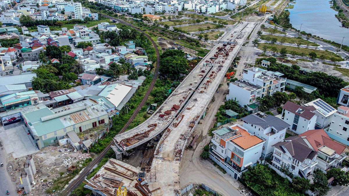 Dự này khởi công cuối năm 2017, sau 4 năm mới chỉ hoàn thành một trong 4 nhánh, các hạng mục còn lại thi công dở dang. Trong đó, nhánh cầu vượt phía bắc chưa thi công.
