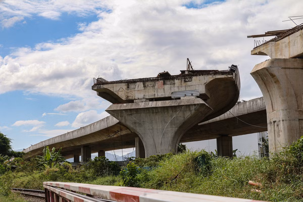 Theo Công ty Phúc Sơn, dự án mới đạt hơn 50% khối lượng thực hiện, nguyên nhân do vướng giải tỏa mặt bằng.